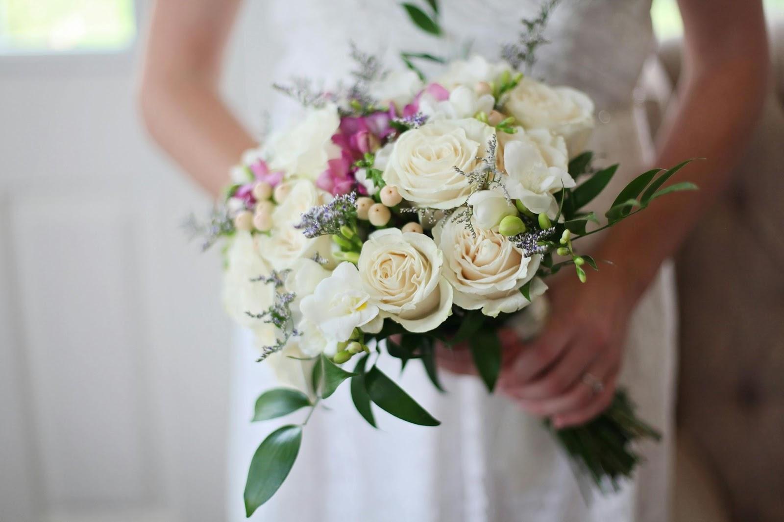 A bride holds a bouquet of flowers – Compartés