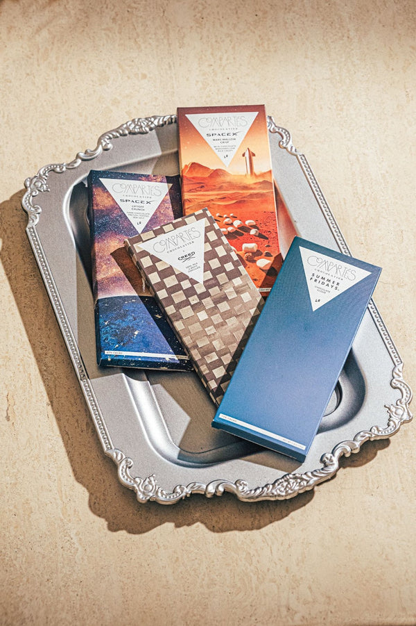 Custom chocolate bars on silver tray — Compartés