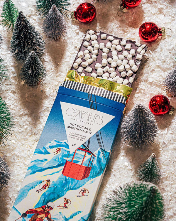 Hot cocoa & marshmallow chocolate bar on winter display— Compartés