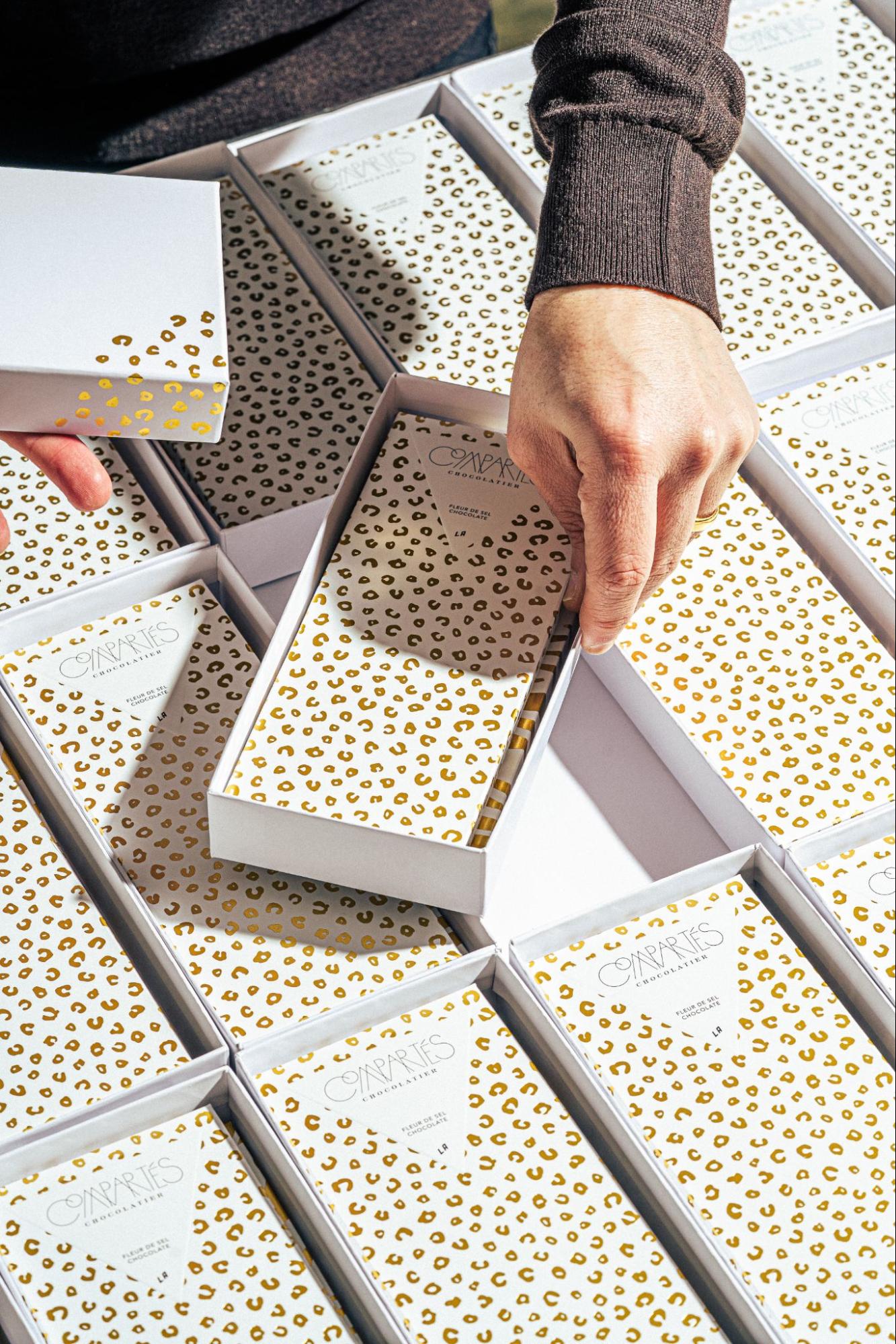 Custom chocolate bars in leopard packaging — Compartés