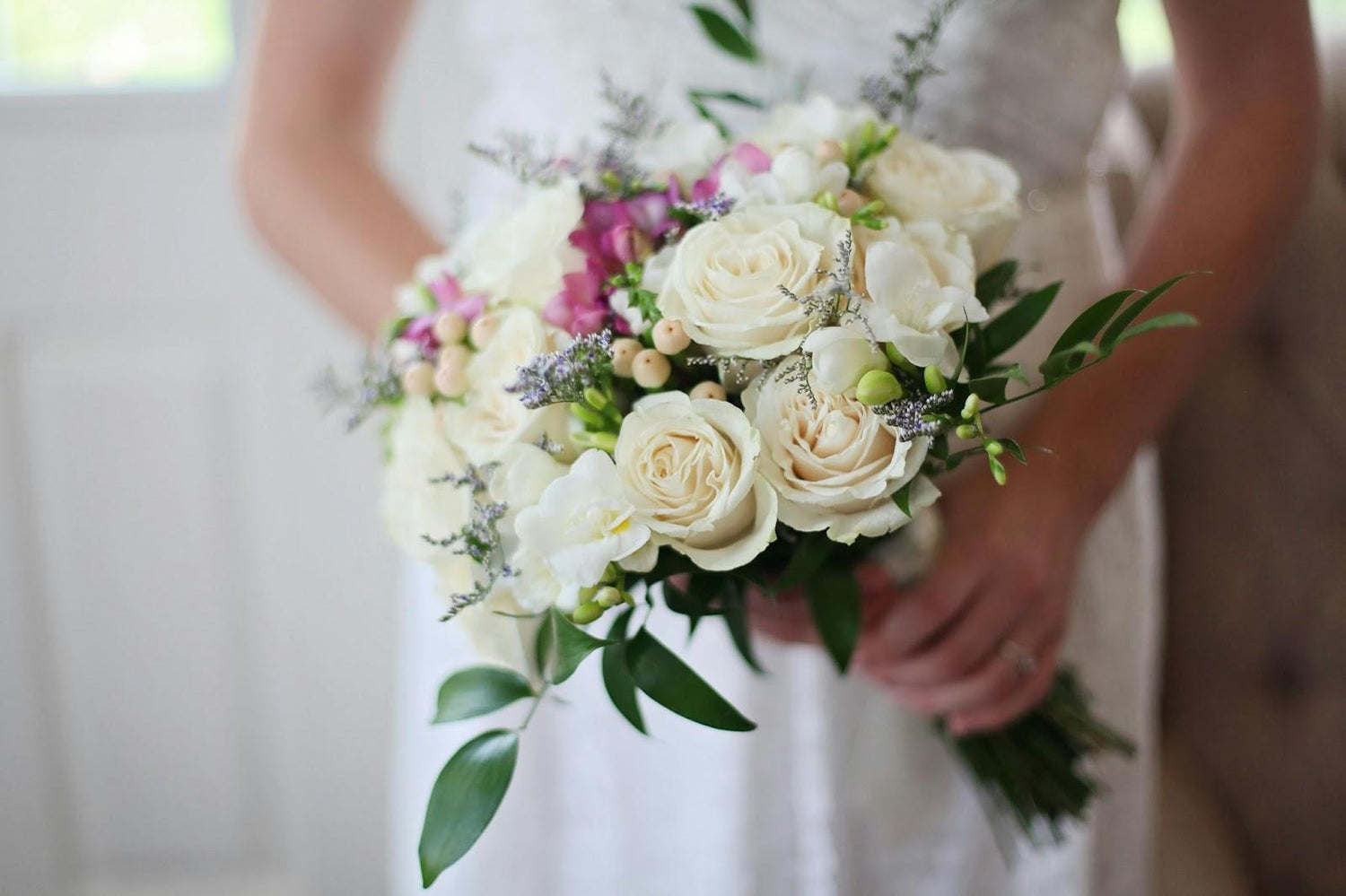 A bride holds a bouquet of flowers – Compartés
