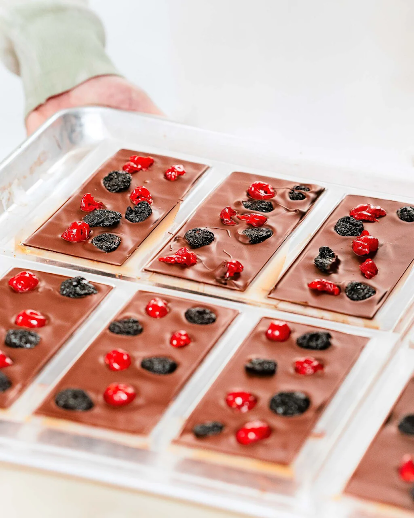 Chocolate Mold with Milk Chocolate Berries – Compartés